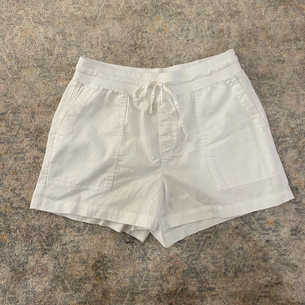 GAP white cargo shorts